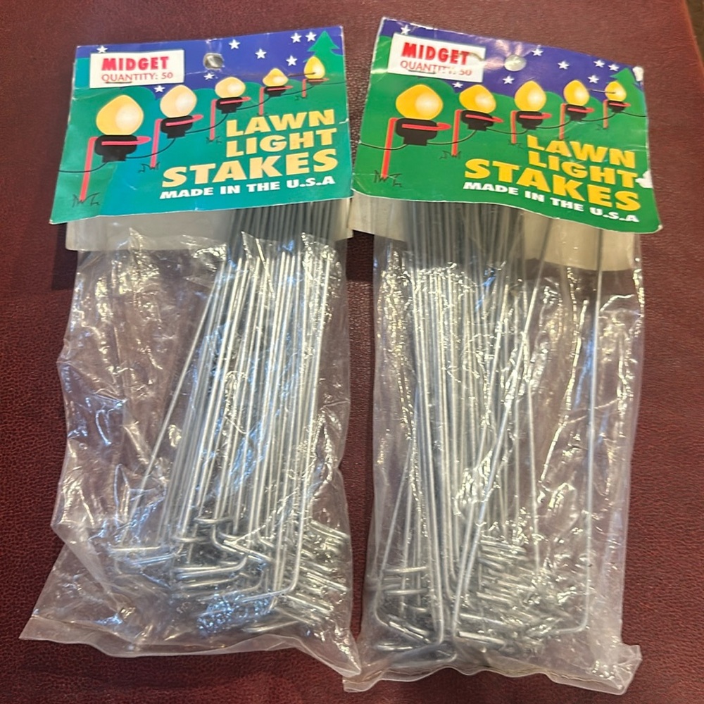 NWOT Lawn Light Stakes